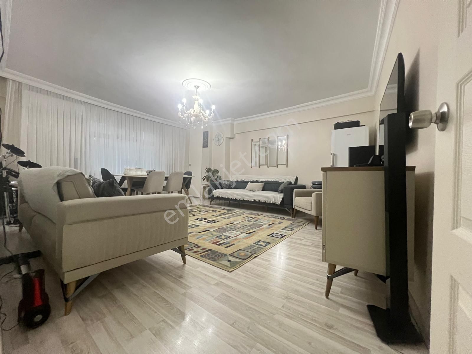 Yenibosna Hürriyet Mahallesinde Satılık 2+1 Ara Kat Daire Güney Cephe Metrobüse Yakın