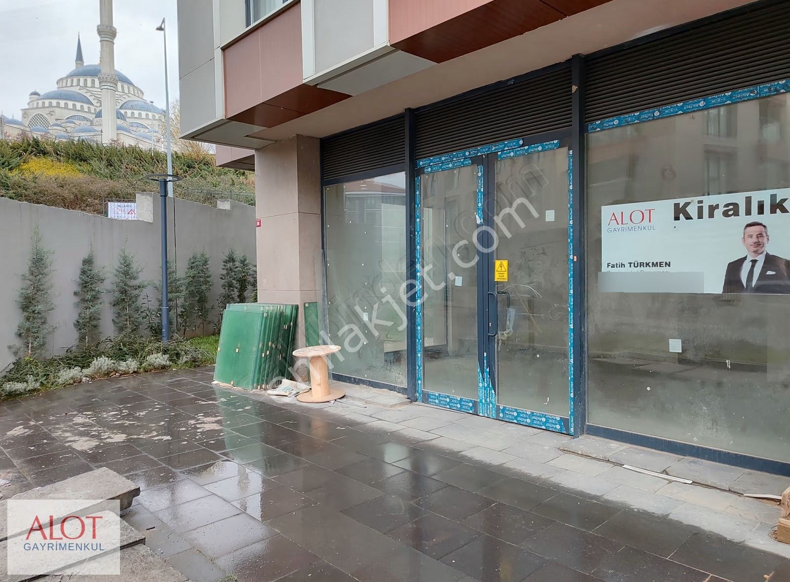 Çamlıcada Köşe Binada Kiralık Dükkan Mağaza