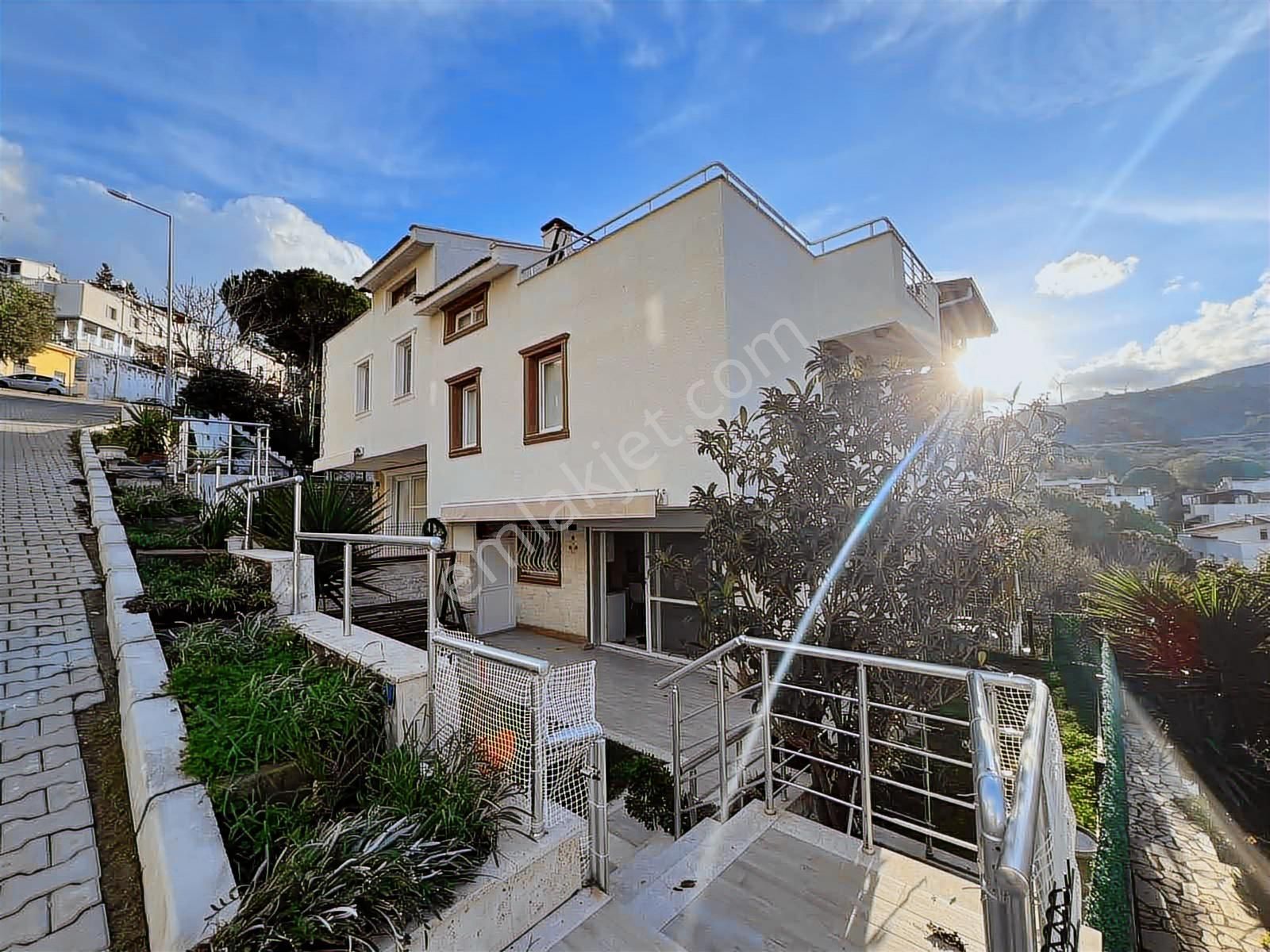 Akalın'dan Denizde 70 Metre Mesafede Bahçeli 4+1 Lüks Villa