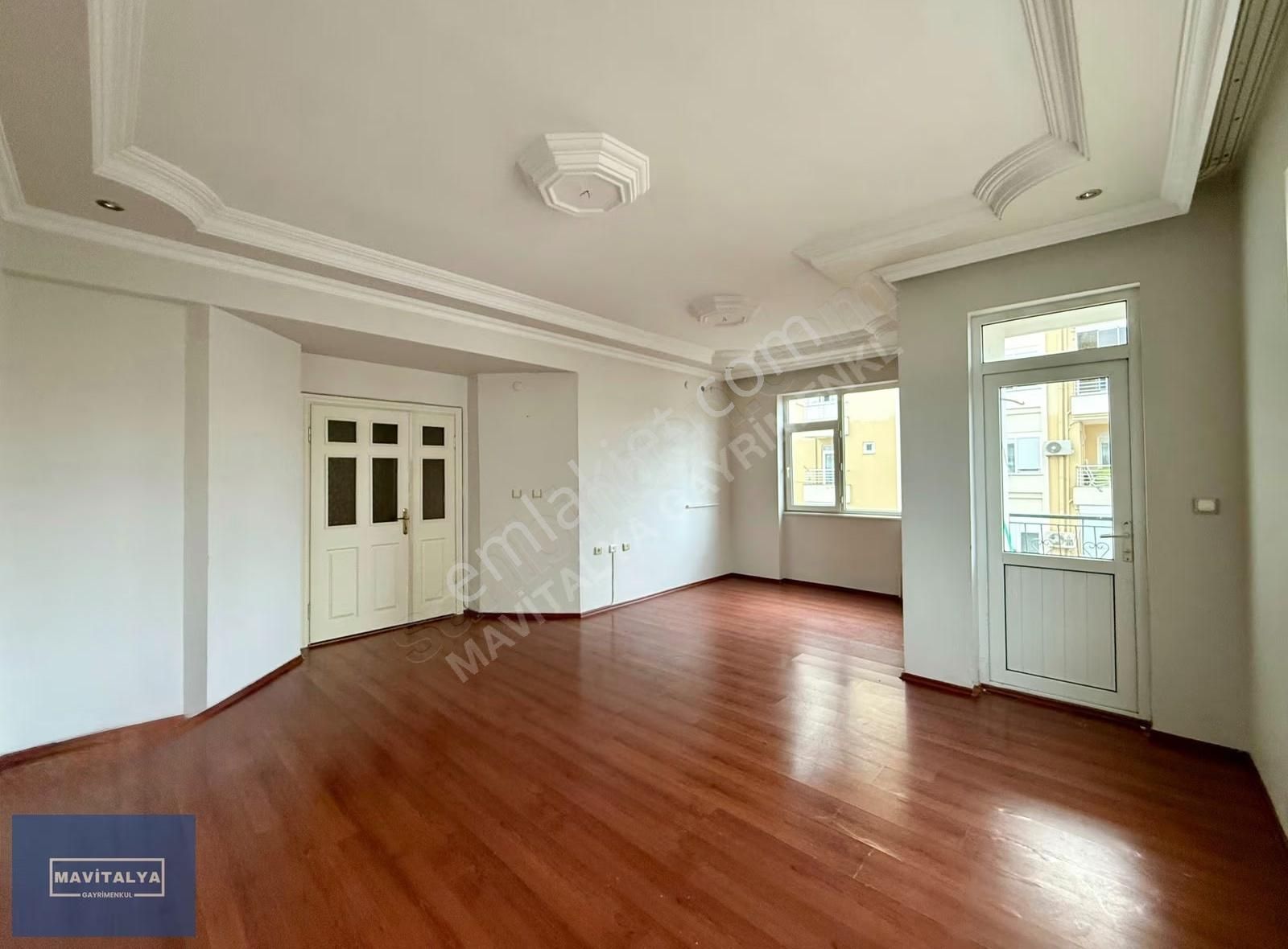 Altınkum'da Cuma Pazarı Yanı Asansörlü Binada 3+1 Geniş Daire