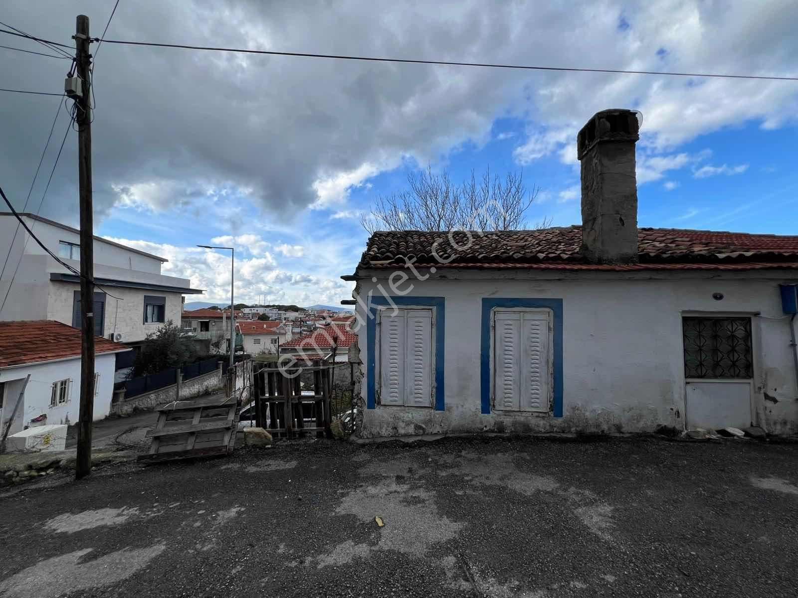 Akalın'dan Urla Merkezde Barlar Sokagı Yakını Avantajlı Taş Ev