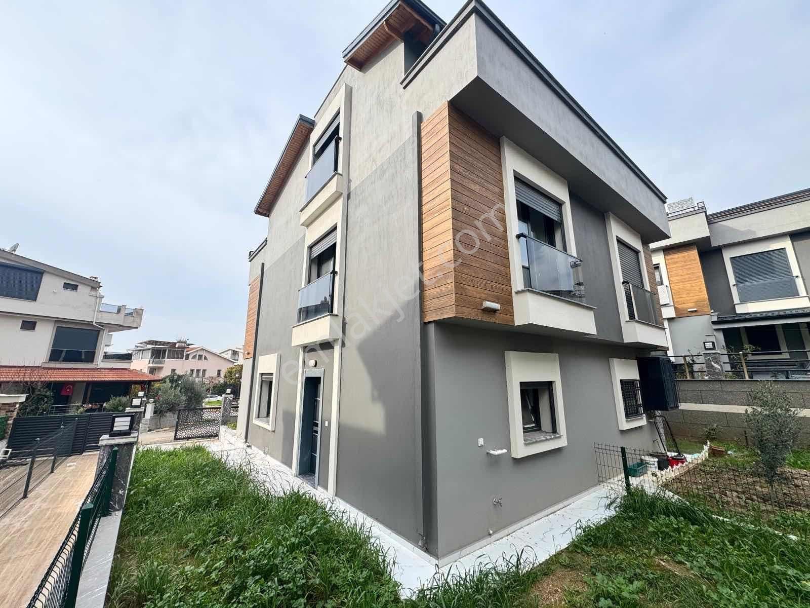 Özdere'de Köşe Otoparklı 3+1 Villa