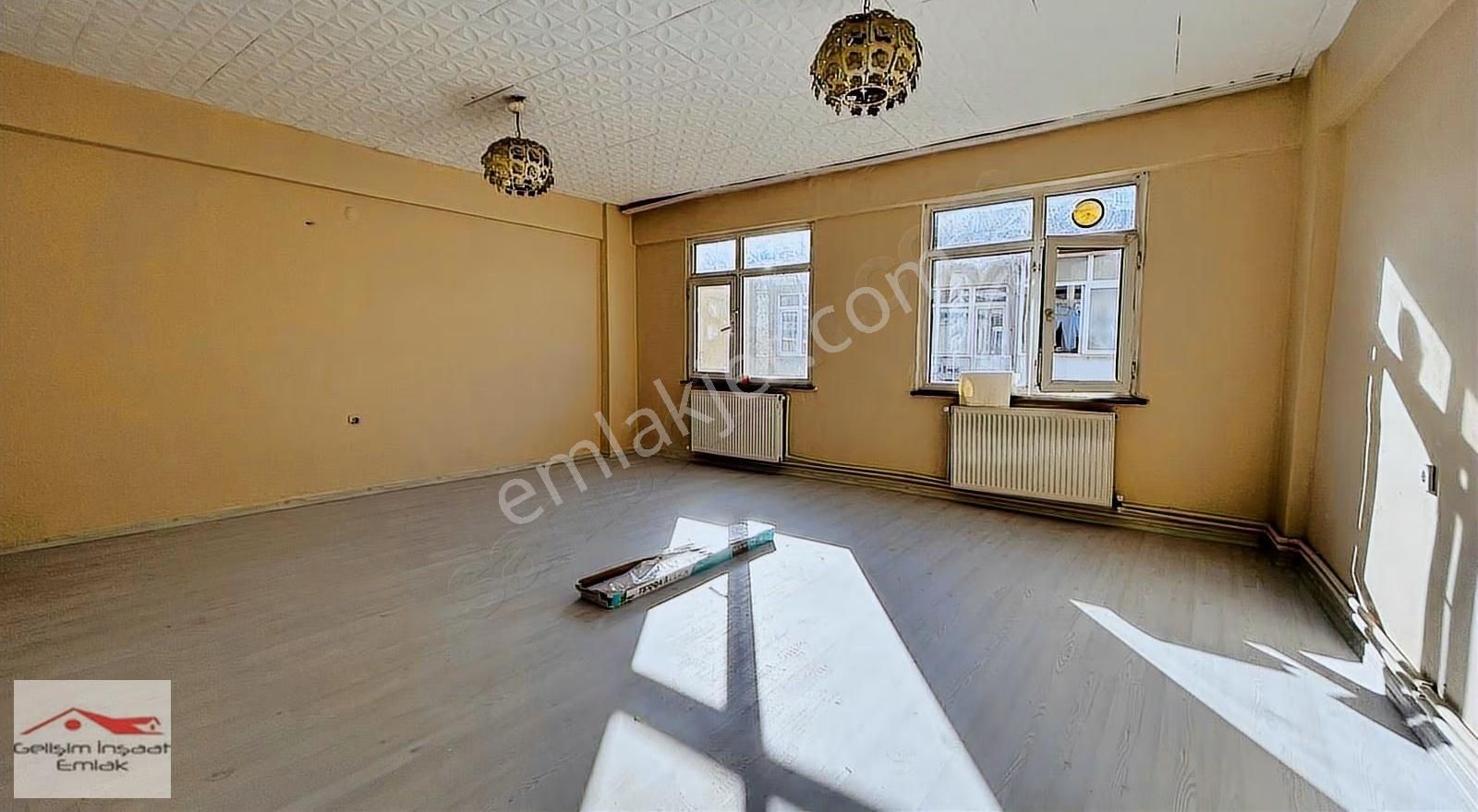 Gelişim Emlak`tan İçi Yenilenmiş, Çift Cephe, Geniş 75m², 2+1