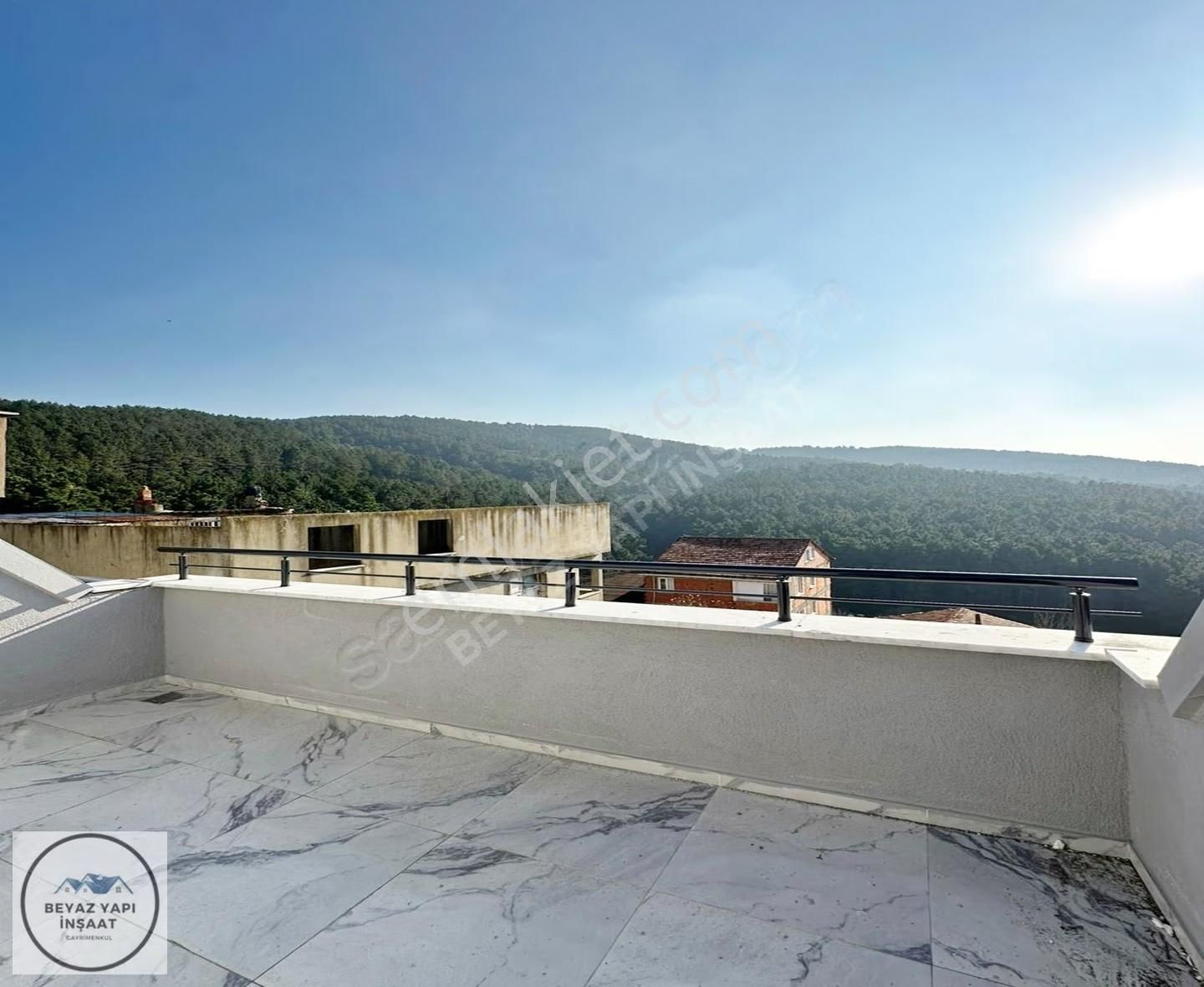Beyaz Yapıdan Şehir Manzaralı Çift Balkonlu Geniş 3+1 Üst Dublex