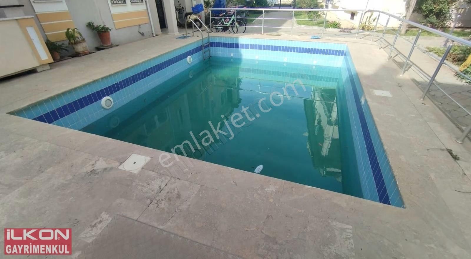 İlkon'dan Foça'da Havuzlu Sitede Kiralık 3+1 Çatı Dubleks Daire