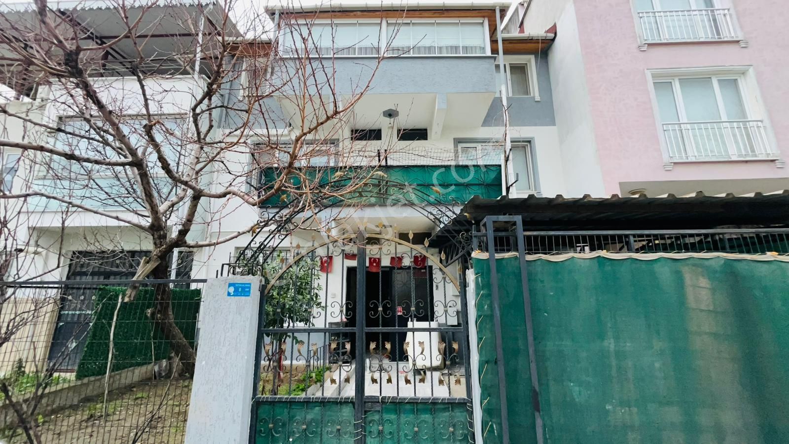 Gürsu İstiklal'de 3 Katlı Bahçeli Müstakil Ev