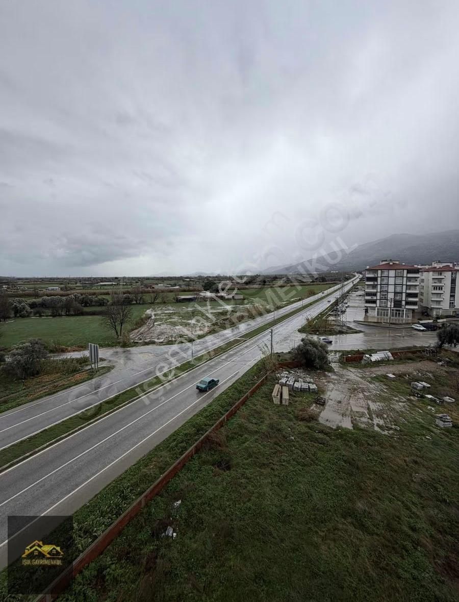 Işık Gayrimenkul'den Satılık 5 Yaşında Bulvarda 3+1 Köşe Daire