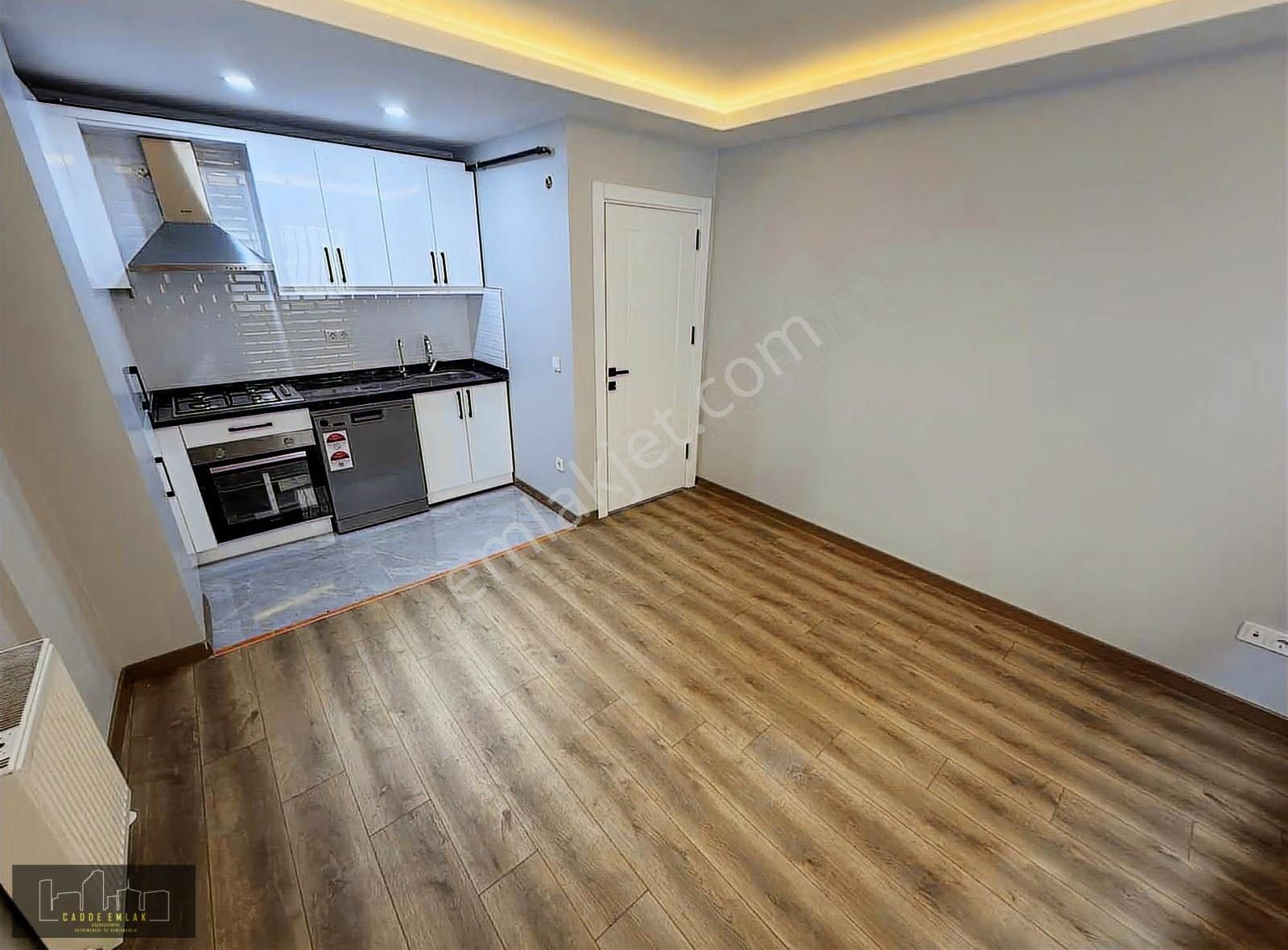 Cadde Emlak Tepeüstü Meydana 5 Dk Sıfır Yüksek Cam 1+1 B Kat - Görsel 3