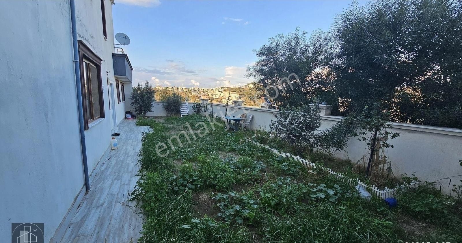 Seferihisar Akarca Zümrütevler Sitesinde Bahçeli Kısmi Eşyalı - Görsel 8
