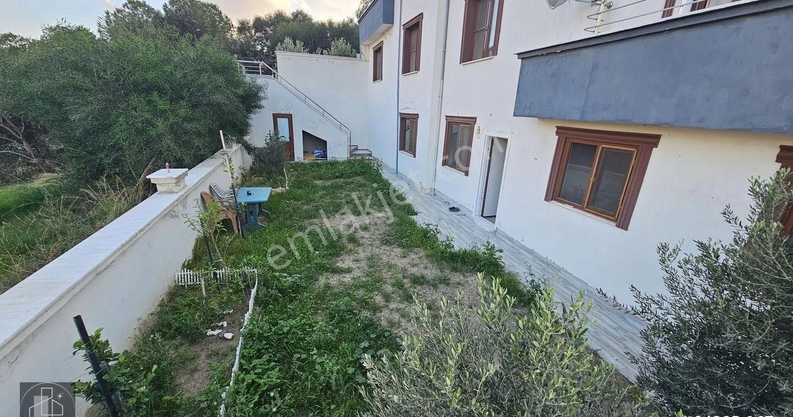 Seferihisar Akarca Zümrütevler Sitesinde Bahçeli Kısmi Eşyalı