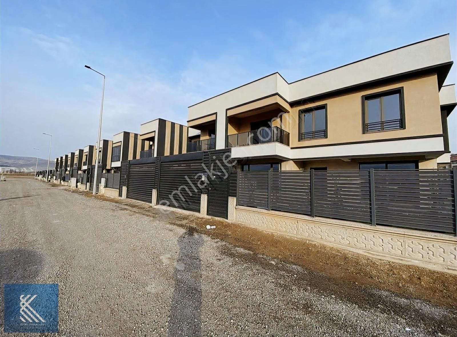 Şehir Hastahenesi Yanında Yatay Mimari 3.5+1 Villa