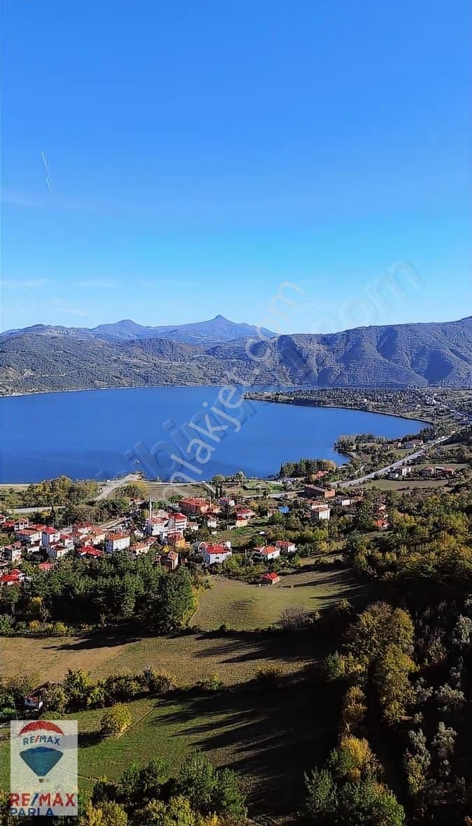 Turizm Bölgesinde,göl Manzaralı & Özel Yolu Olan 9.960 Metrekare