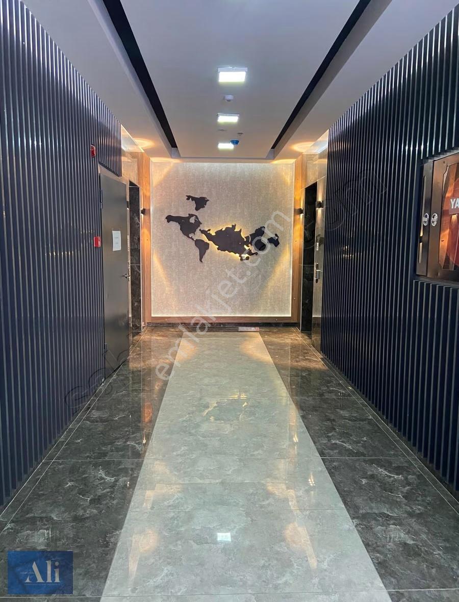 Ali Kasaplargil'den Görgülü Center'da Cedde Cepheli Balknlu Ofis - Görsel 15