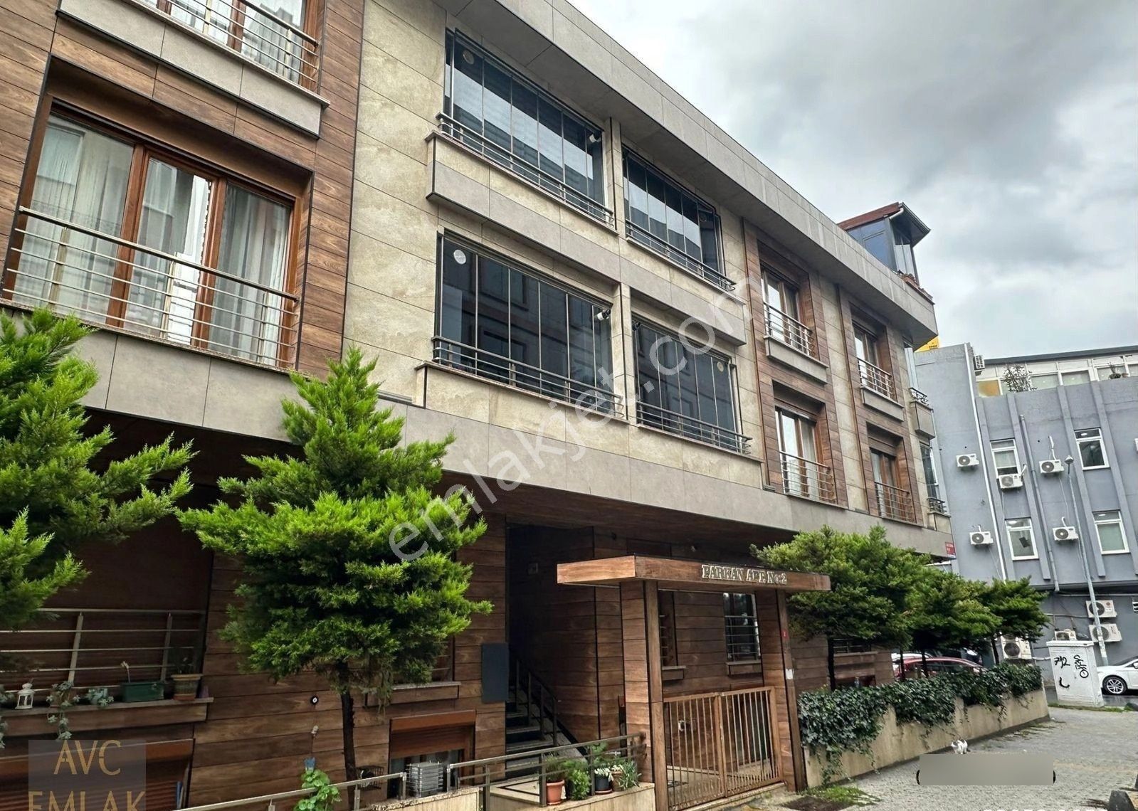 Küçükçekmece Gazi Osman Paşa Caddesi'nde Metrobüse Yakın Satılık Lüks Dubleks Daire