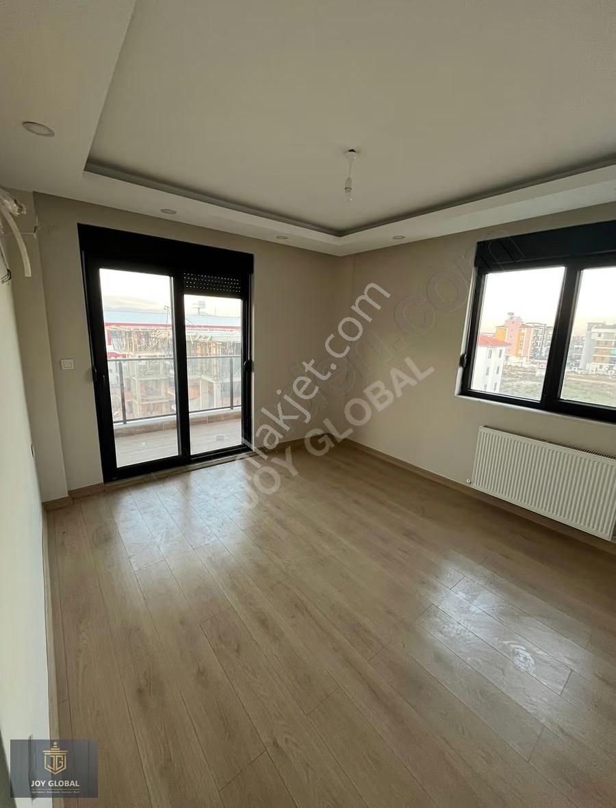 Yeniköyde Doğalgazlı 2+1 Havuzlu Site İçi Katta Daire - Görsel 2