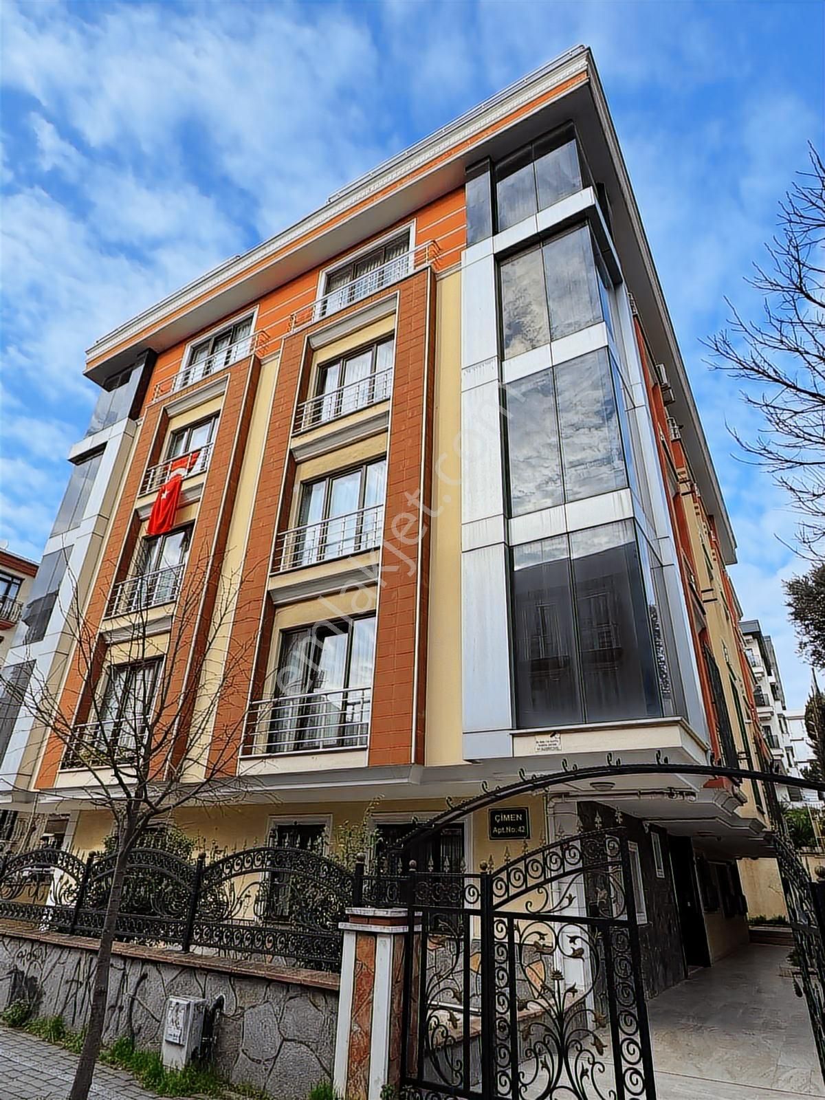 Mahir Emlak' Tan 10 Yıllık 150 M2 Otoparklı 3+1 Kiralık Daire