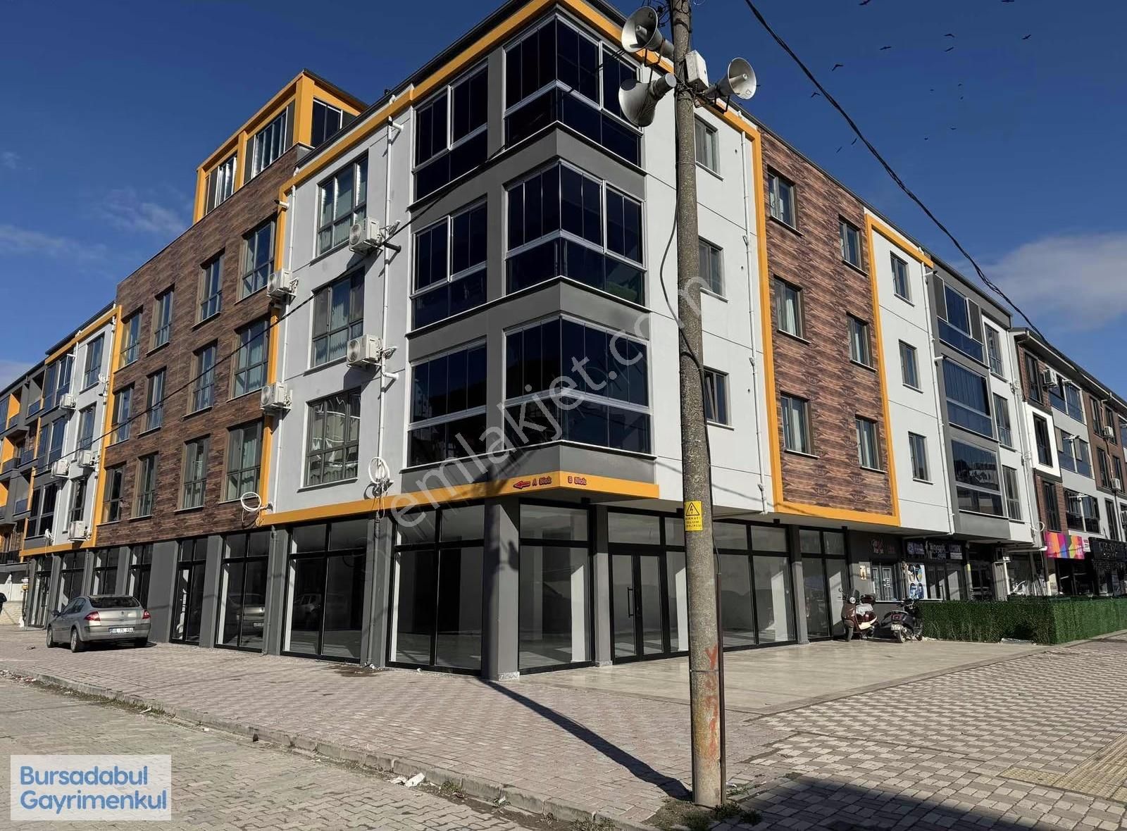 Bursadabul'dan Barış Mah. Fatih Caddesi Köşe İşyeri 220.m2