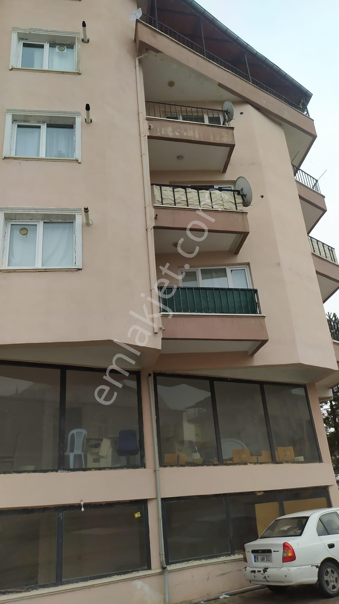 Hilal Akın Emlak’tan Satılık Full Eşyalı Asansörlü 1.kat 2+1