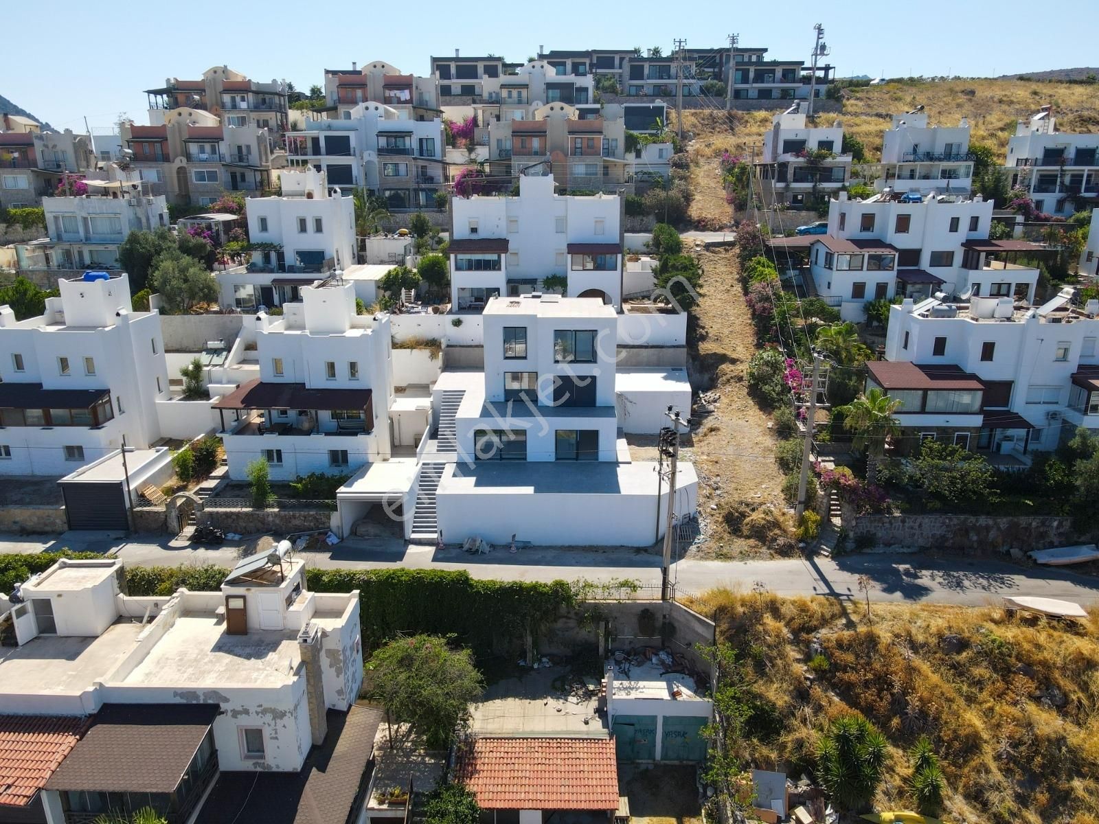 Bodrum Bağla'da Satılık Denize 200 Metre Tek Tapulu 7+3 Villa