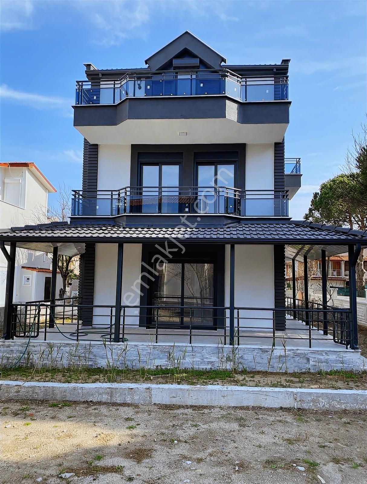 Rw Nefes'ten Altınova'da Denize 150m Yürüme Mesafeli 4+1 Villa