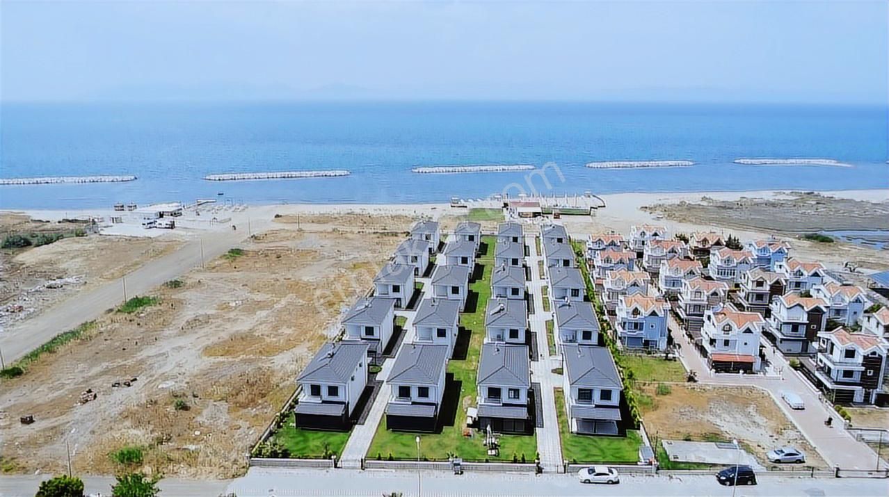 Rw Nefes'ten Altınova'da Denize Sıfır Sitede 4+1 Villa