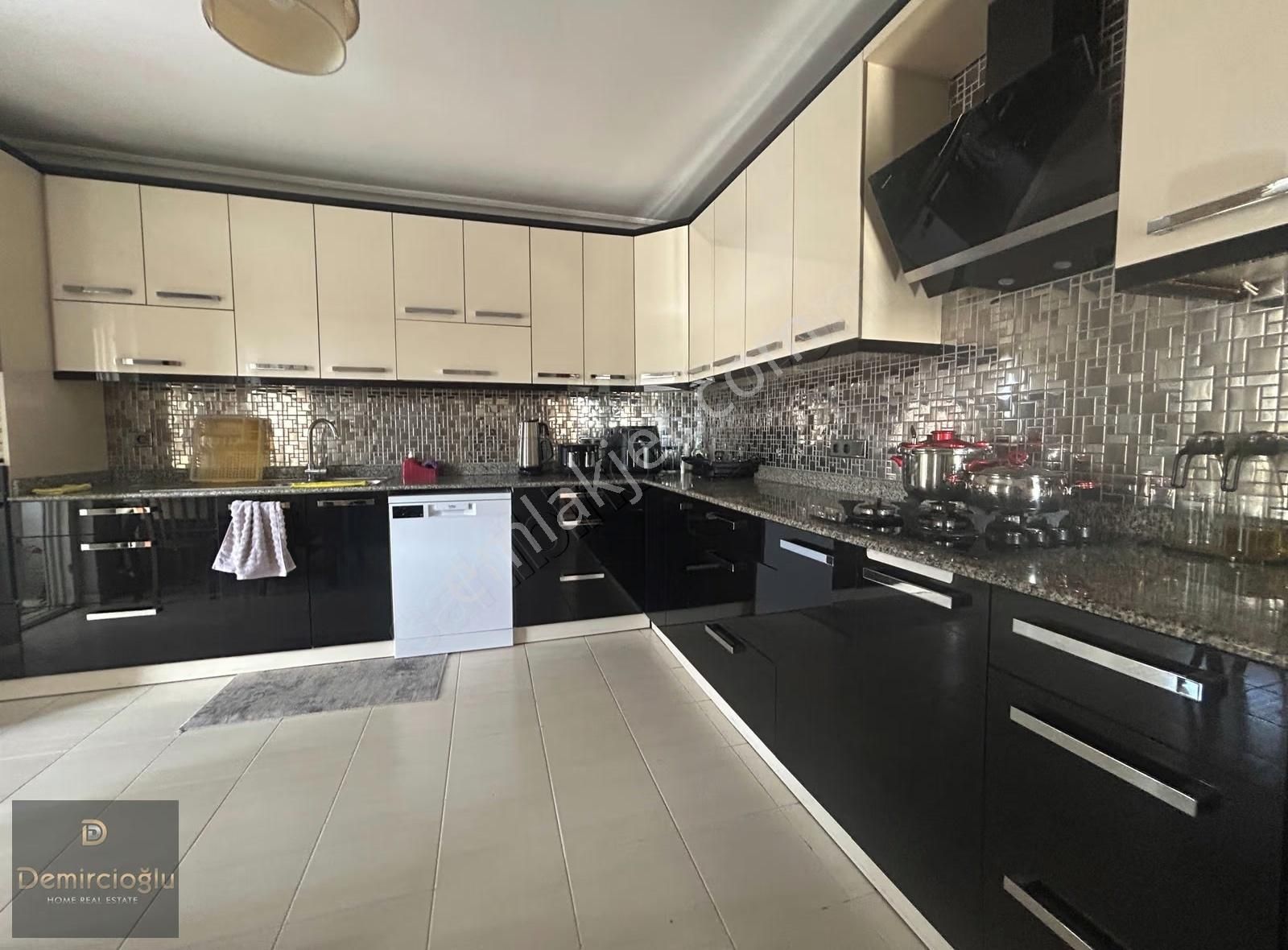 Alanya Merkez Hacet'de Kale Manzaralı 4+1 250 M2 Dubleks - Görsel 2