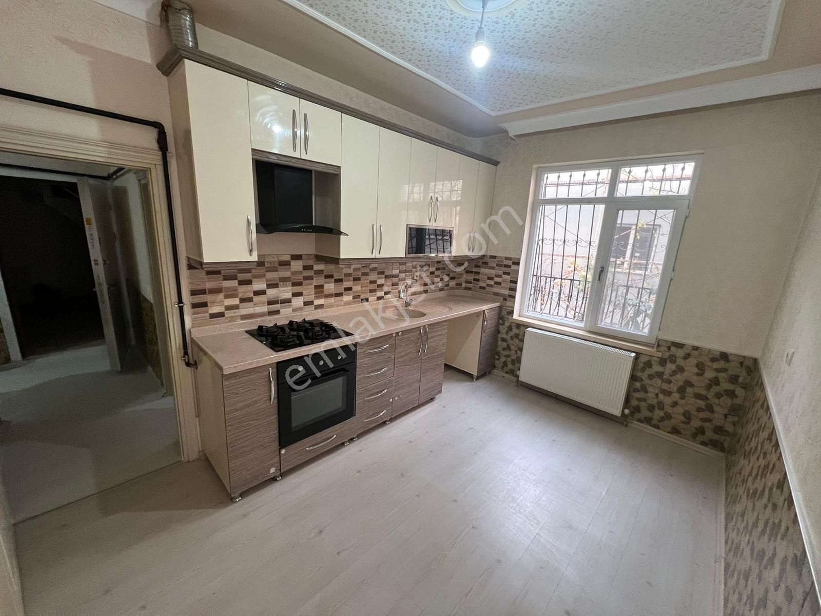 Aktepe Merkezde Asansörlü Bahçeli Kullanışlı 2+1 Fırsat - Görsel 3