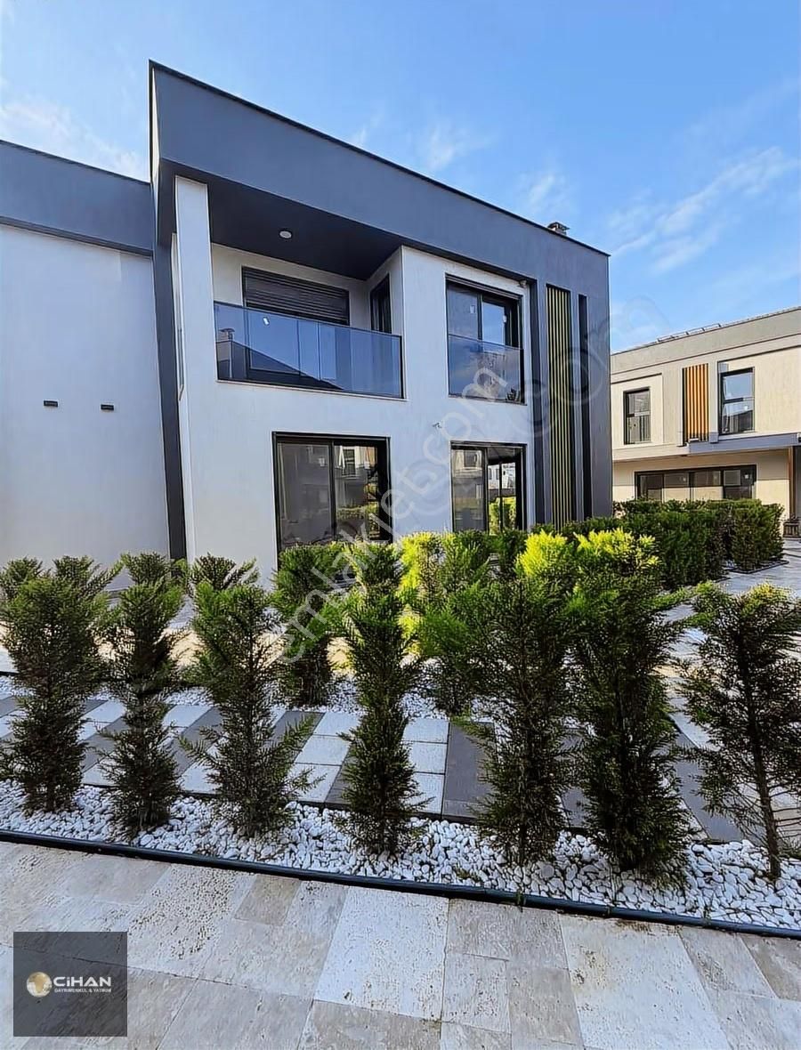 Kuşadası'nda Denize Çok Yakın Özel Havuzlu Yazlık Villa - Görsel 6