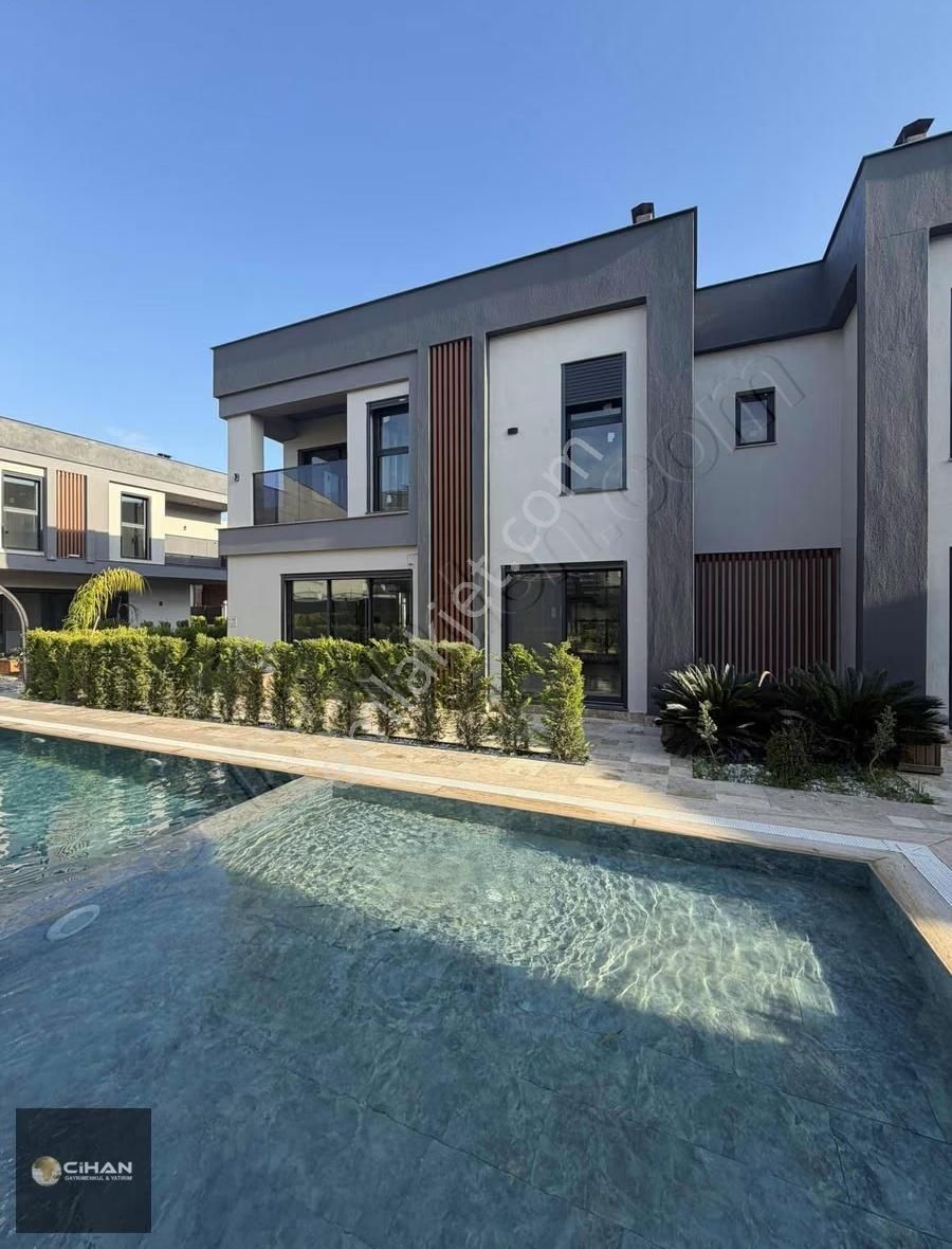 Kuşadası'nda Denize Çok Yakın Özel Havuzlu Yazlık Villa - Görsel 8