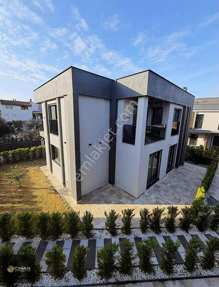 Kuşadası'nda Denize Çok Yakın Özel Havuzlu Yazlık Villa