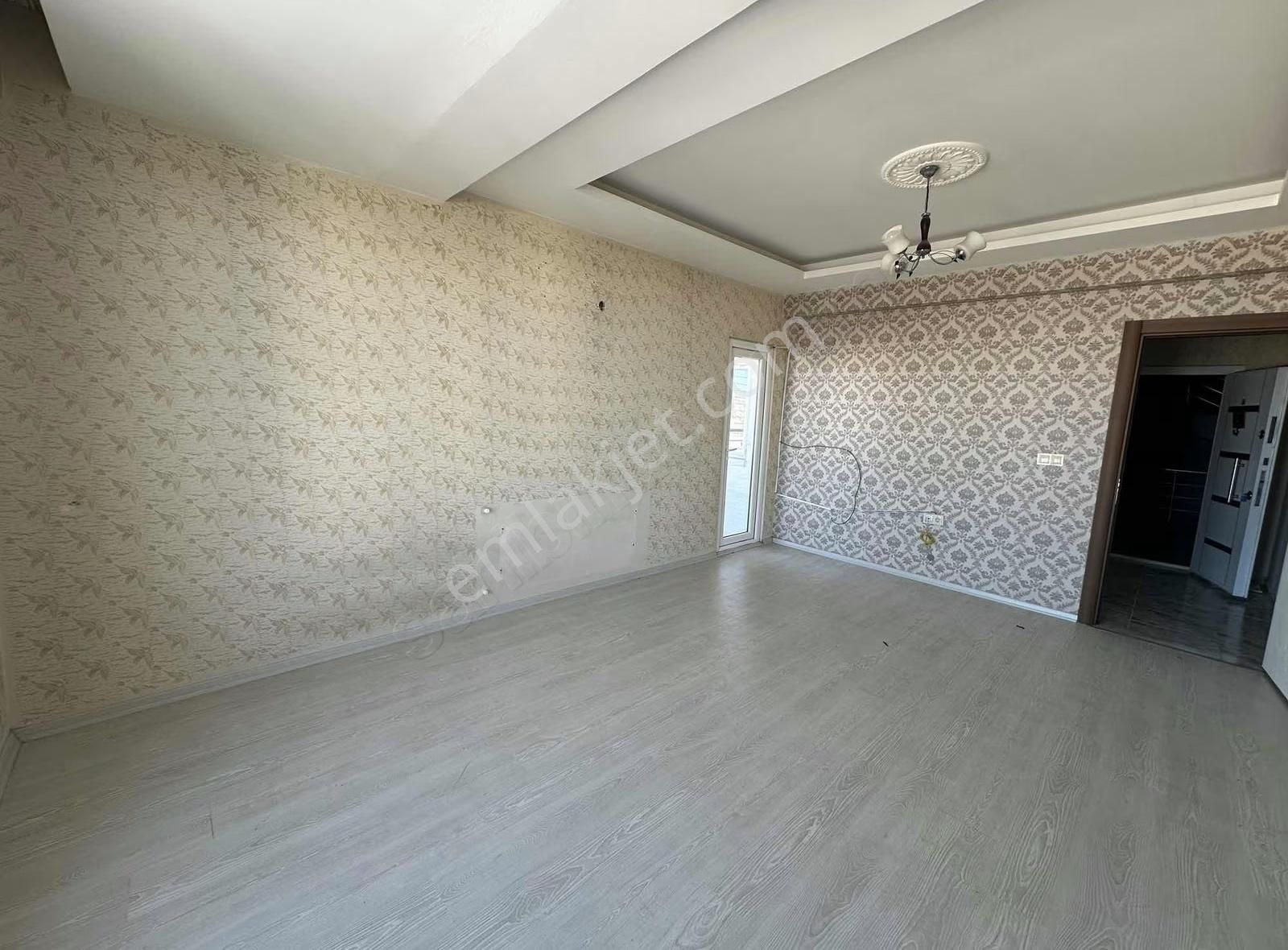 Karaköprü Doğukent Mahallesinde Ara Kat Geniş 3 Odalı Daire