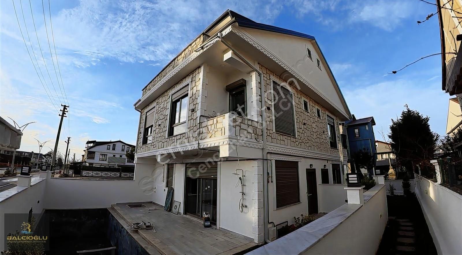 Balcıoğlundan Muhtsem Konumda Havuzlu-havuzsz Genş Bahçeli Villa - Görsel 4