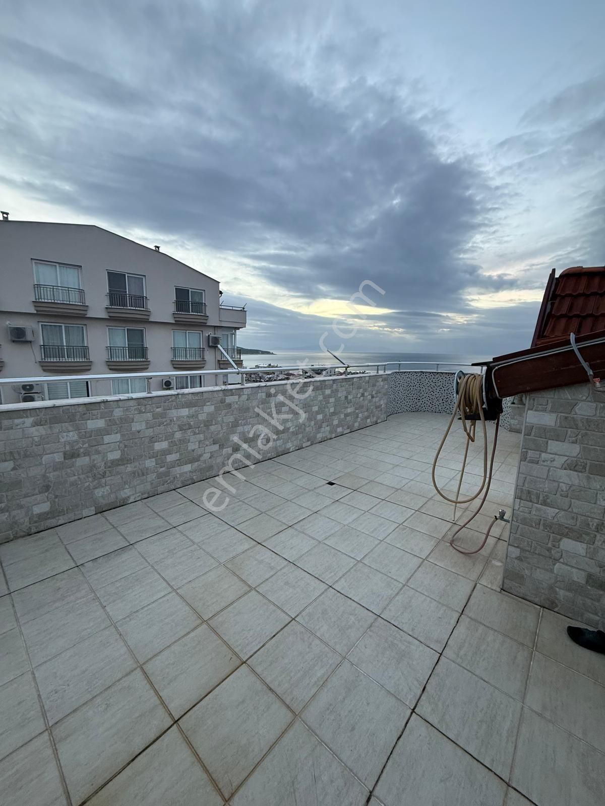 Saadet Korkmaz'dan Merkezde Deniz Manzaralı Satılık 4+1 - Görsel 28