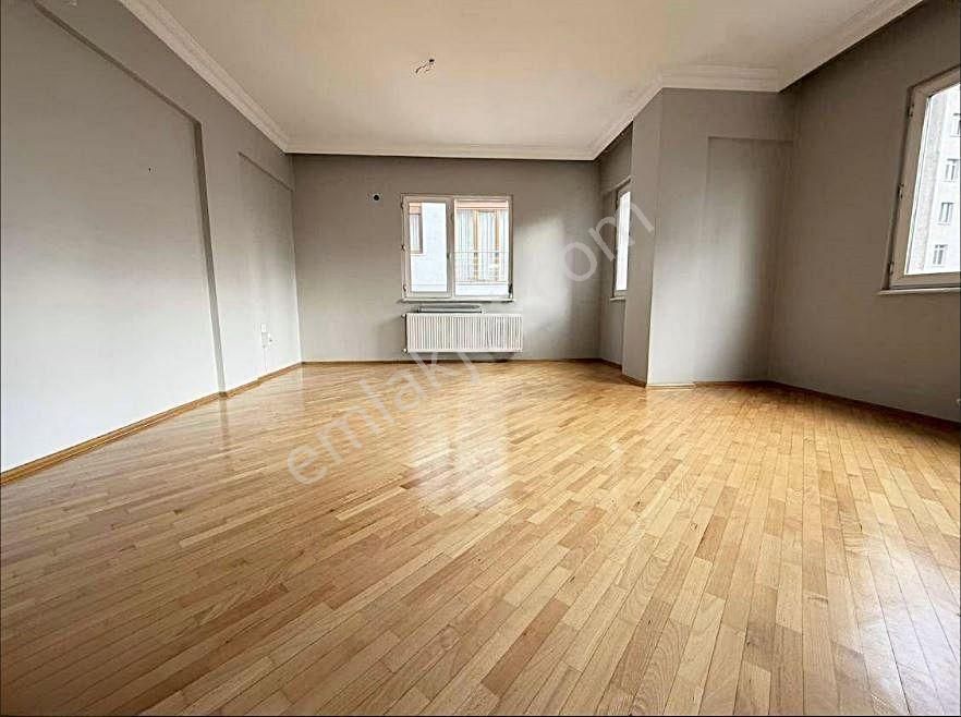 Kozyatağı Metro İstasyonuna Yakın Kombili 120 M2 Net 3+1 Daire