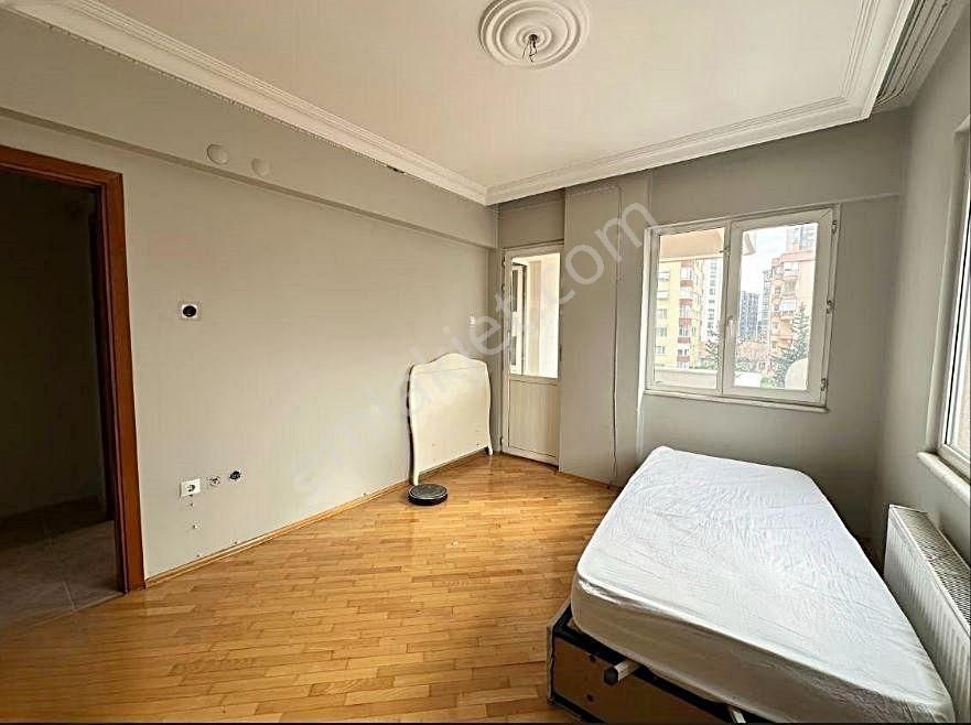 Kozyatağı Metro İstasyonuna Yakın Kombili 120 M2 Net 3+1 Daire - Görsel 11