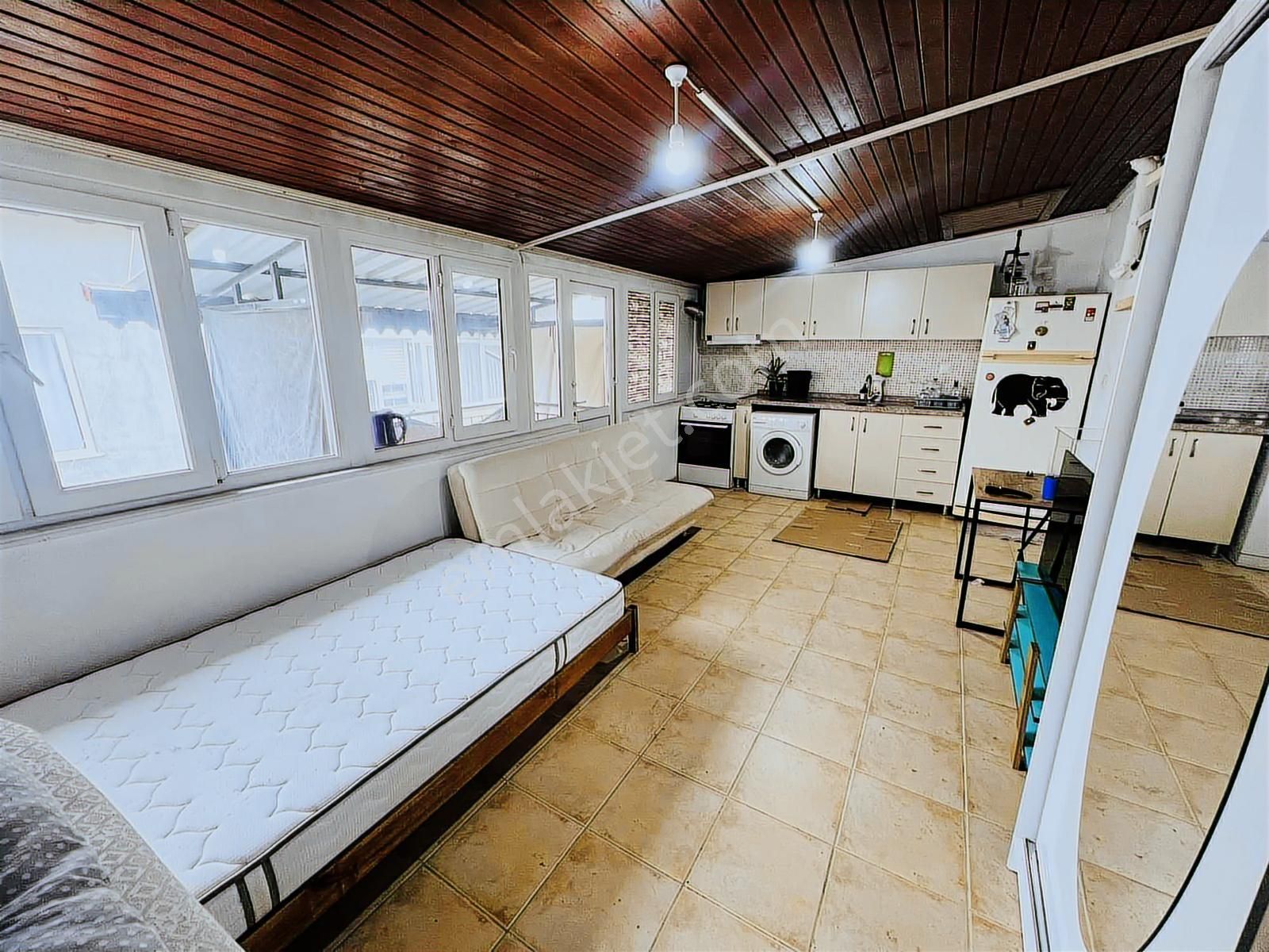 Fenerde 1+0 Çatı Katı Eşyalı Daire - Görsel 7