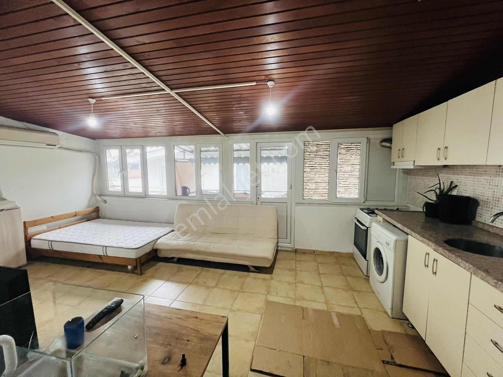 Fenerde 1+0 Çatı Katı Eşyalı Daire - Görsel 5