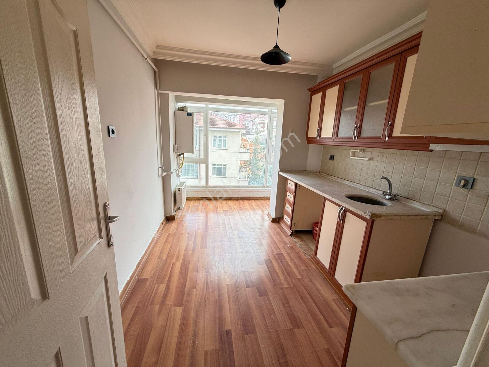 Bilgen Vatan'dan Bağlarbaşı'nda 1. Kat Ön Cephe 2 Balkonlu Geniş 2+1 Satılık Masrafsız Yeni Boyalı - Görsel 2