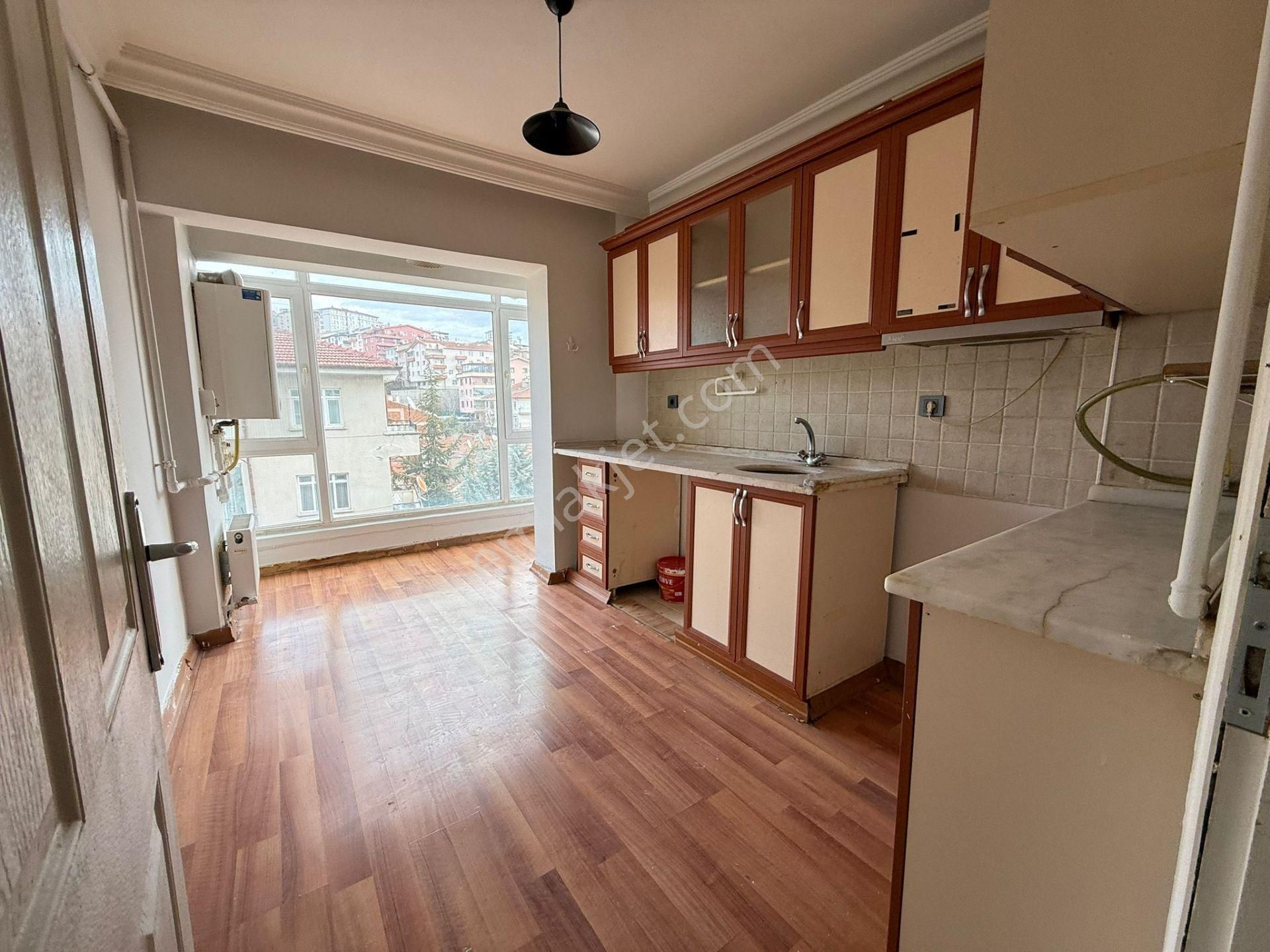 Bilgen Vatan'dan Bağlarbaşı'nda 1. Kat Ön Cephe 2 Balkonlu Geniş 2+1 Satılık Masrafsız Yeni Boyalı - Görsel 3