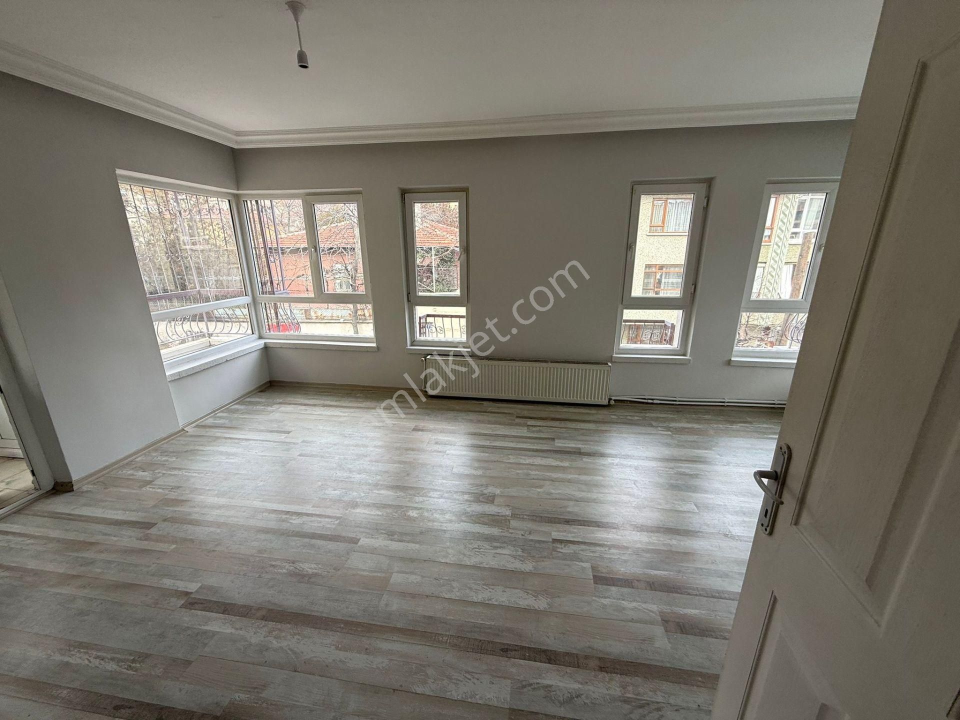 Bilgen Vatan'dan Bağlarbaşı'nda 1. Kat Ön Cephe 2 Balkonlu Geniş 2+1 Satılık Masrafsız Yeni Boyalı