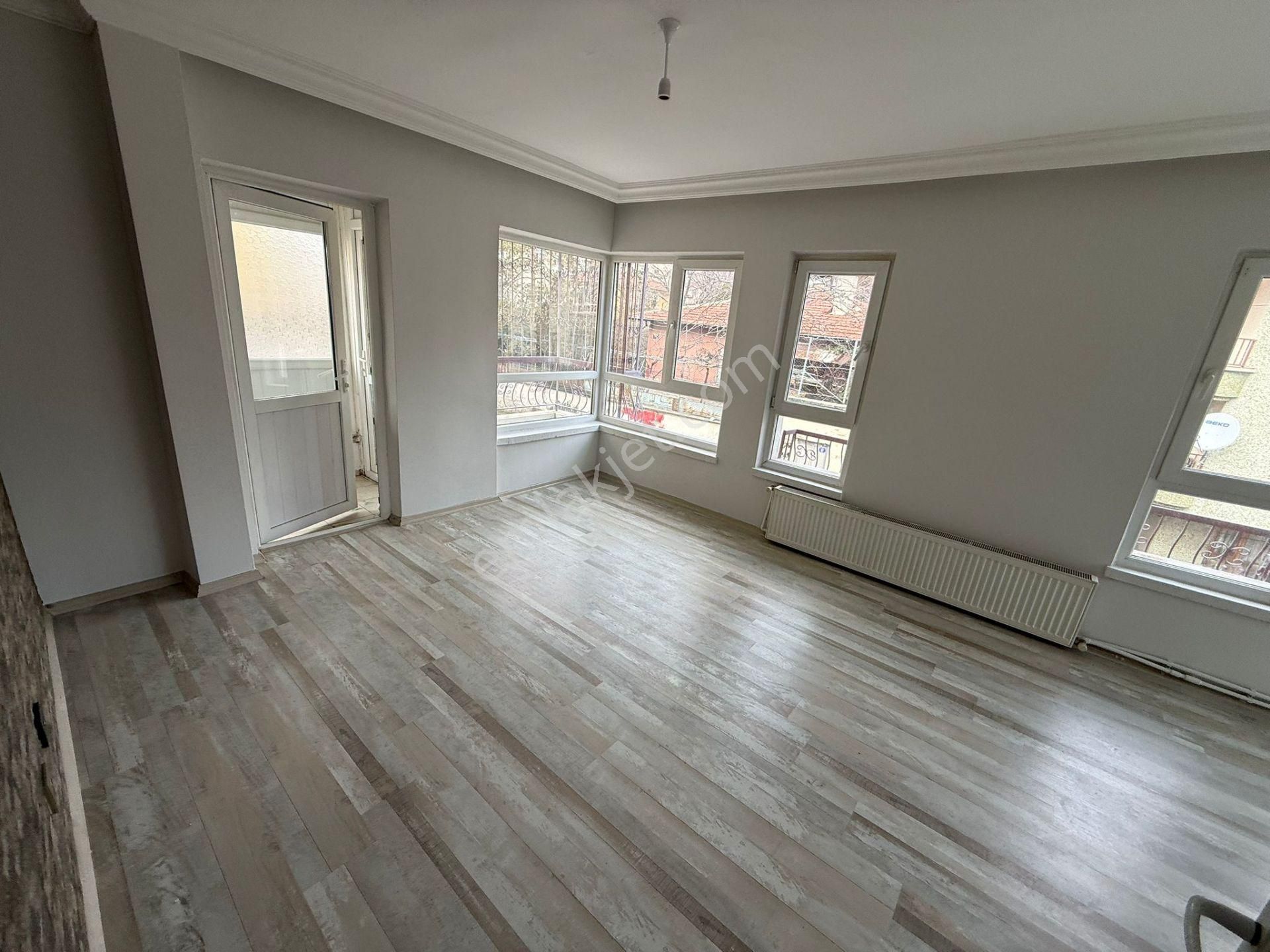 Bilgen Vatan'dan Bağlarbaşı'nda 1. Kat Ön Cephe 2 Balkonlu Geniş 2+1 Satılık Masrafsız Yeni Boyalı - Görsel 17