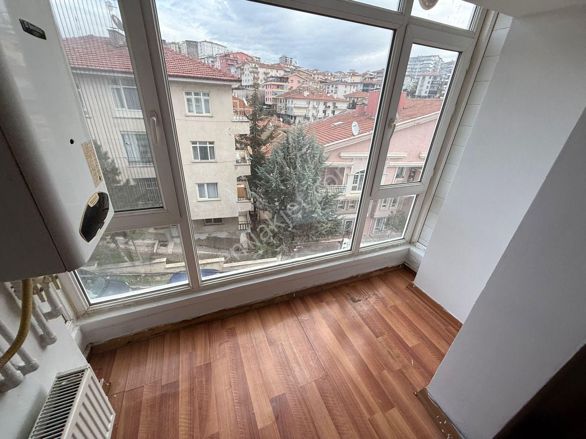 Bilgen Vatan'dan Bağlarbaşı'nda 1. Kat Ön Cephe 2 Balkonlu Geniş 2+1 Satılık Masrafsız Yeni Boyalı - Görsel 4