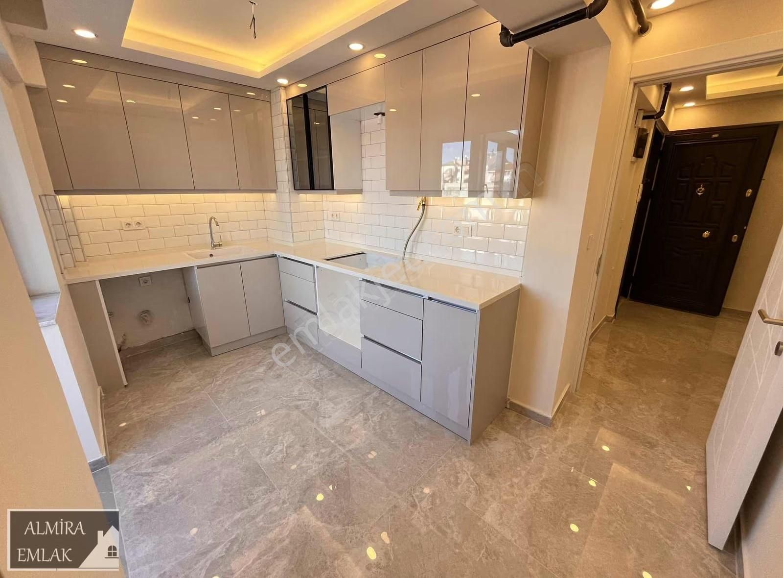 İnönü Cadde Bir Arka Sokağı 3+1 Ara Kat Lüks Dekorlu Otoparklı