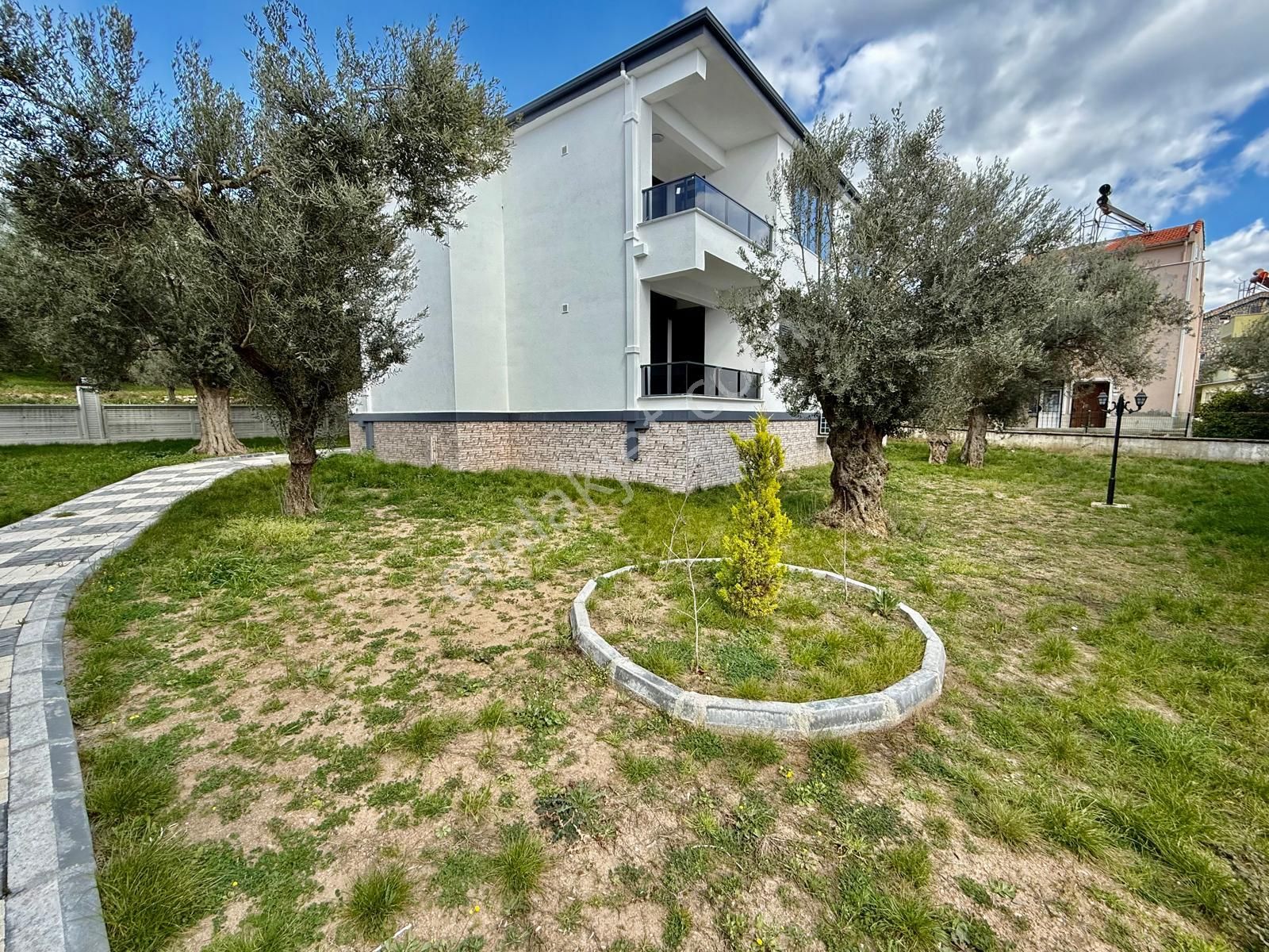 ꧁akçay Ay Emlak'tan꧂küçükkuyu'da Kazdağlarının Eteklerinde Muhteşem Manzaralı Satılık 2+1 Lüx Daire