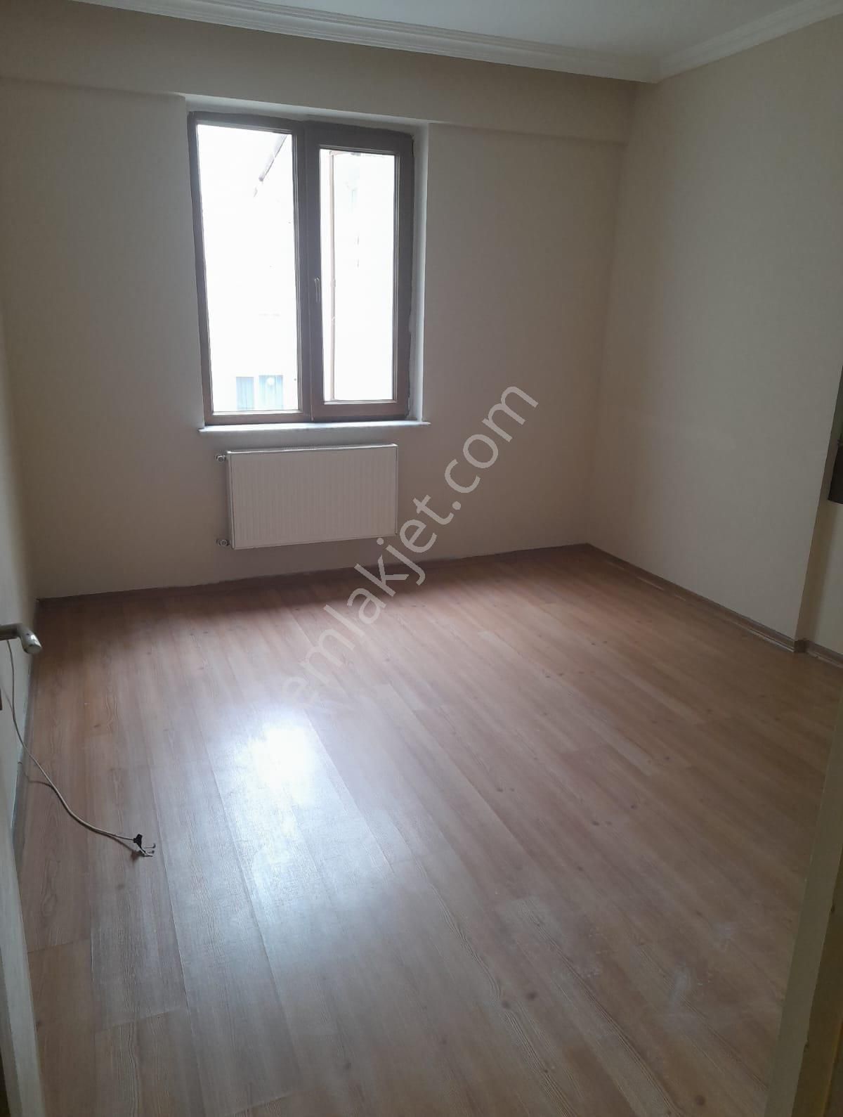 Akademi'den Üniversite Yakını Cadde Üstü Ayrı Mutfaklı Asansörlü Satılık 1+1