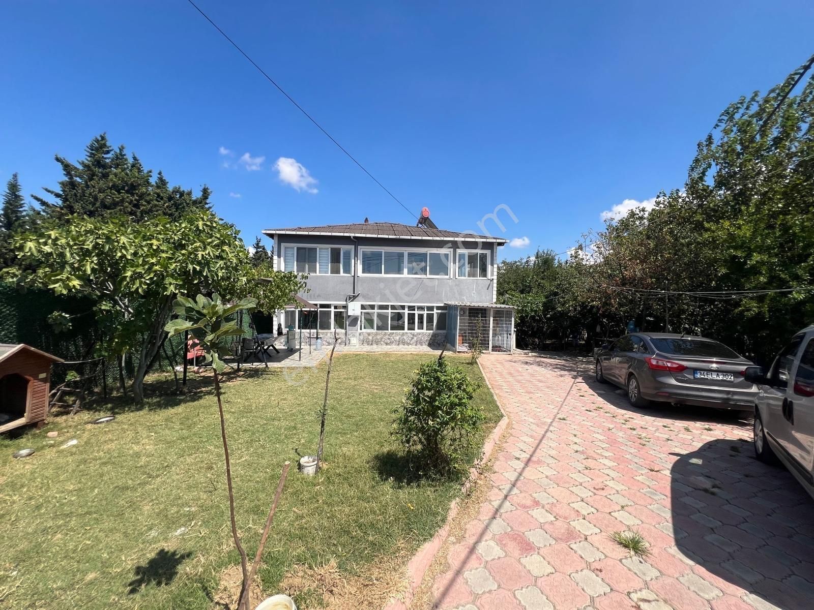 Silivri Akörende Satılık Yapı Kayıt Belgeli 3947 Mt Arsa Ve 300 Mt 2 Katlı Daire