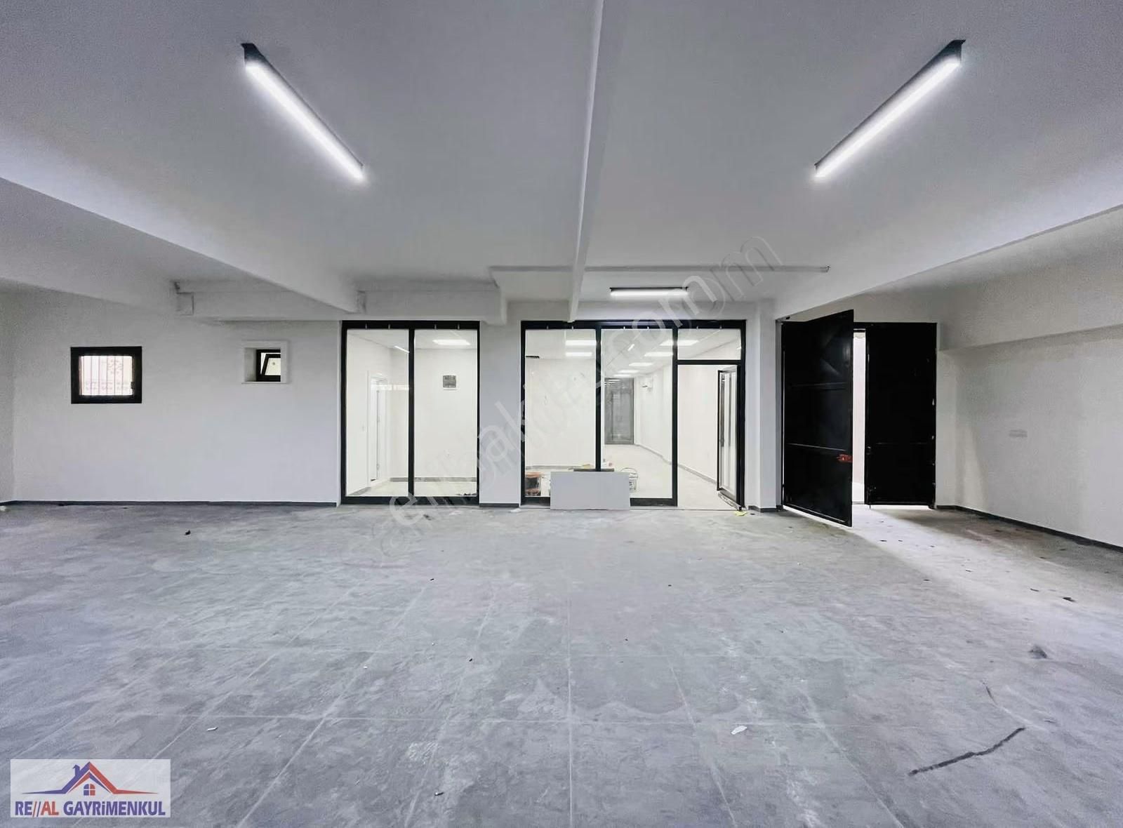 Real'den Menderes İbrahim Turan Cad. Kiralık 270 M2 Dükkan - Görsel 2