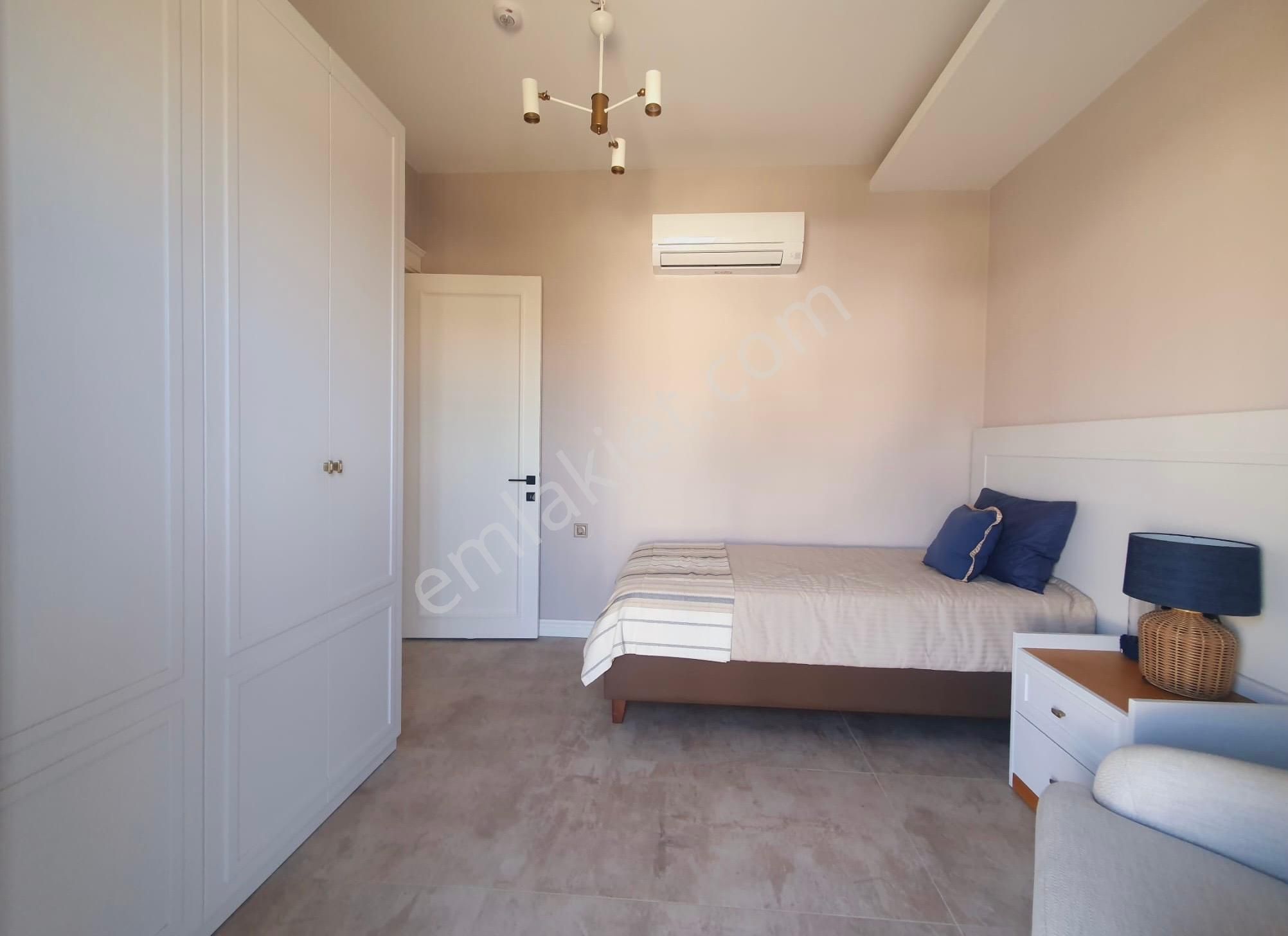 Kuşadası'nda Satılık Müstakil Havuzlu Otoparklı Sıfır Yapı Villa - Görsel 21