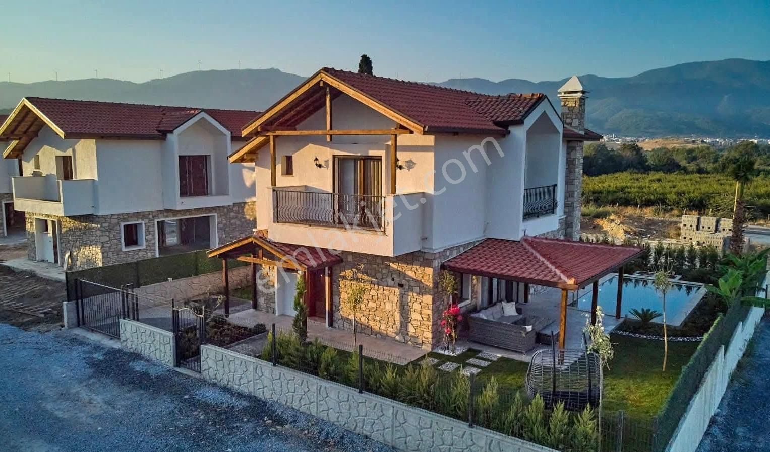 Kuşadası'nda Satılık Müstakil Havuzlu Otoparklı Sıfır Yapı Villa - Görsel 29