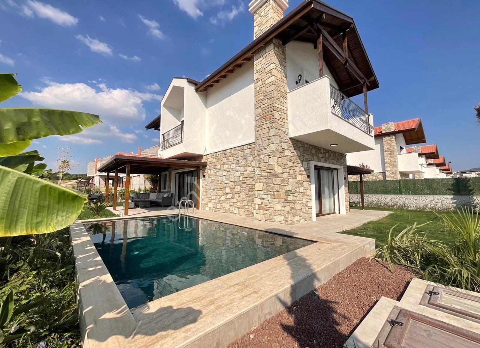 Kuşadası'nda Satılık Müstakil Havuzlu Otoparklı Sıfır Yapı Villa